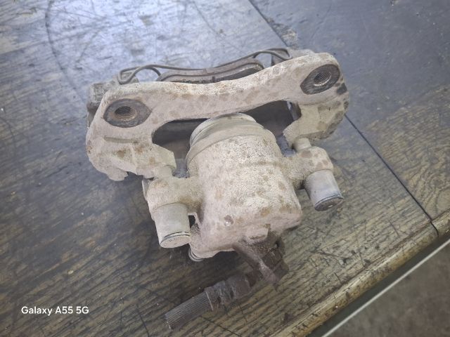 bontott TOYOTA AVENSIS T22 Jobb első Féknyereg Munkahengerrel