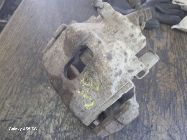 bontott TOYOTA AVENSIS T22 Jobb első Féknyereg Munkahengerrel