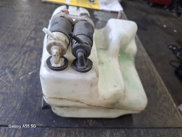 bontott TOYOTA AVENSIS T22 Ablakmosó Tartály