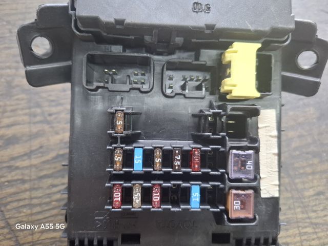 bontott TOYOTA AVENSIS T22 Biztosítéktábla Utastér