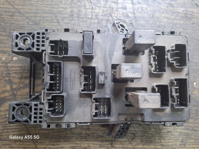 bontott TOYOTA AVENSIS T22 Biztosítéktábla Utastér