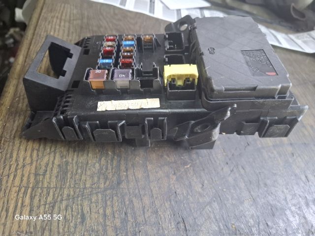 bontott TOYOTA AVENSIS T22 Biztosítéktábla Utastér