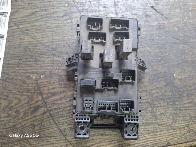 bontott TOYOTA AVENSIS T22 Biztosítéktábla Utastér