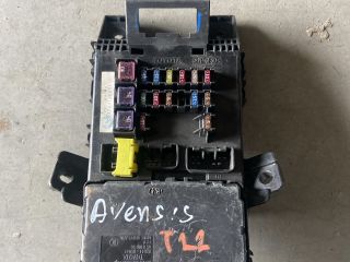 bontott TOYOTA AVENSIS T22 Biztosítéktábla Utastér