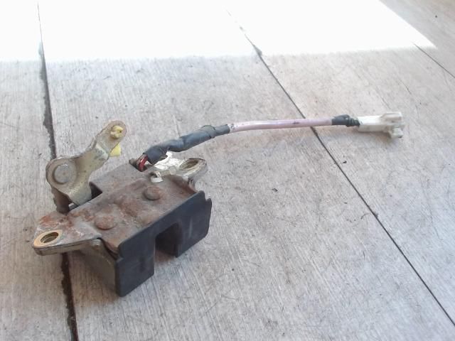 bontott TOYOTA AVENSIS T22 Csomagtérajtó Zárszerkezet