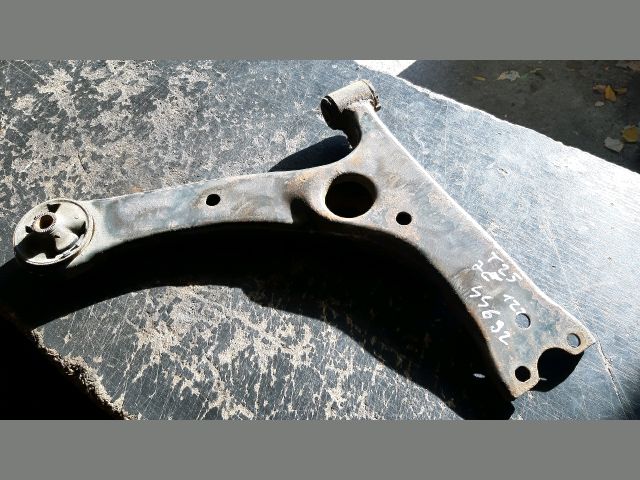 bontott TOYOTA AVENSIS T25 Jobb első Lengőkar