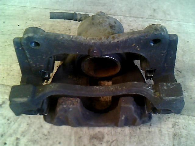 bontott TOYOTA AVENSIS T25 Bal első Féknyereg Munkahengerrel