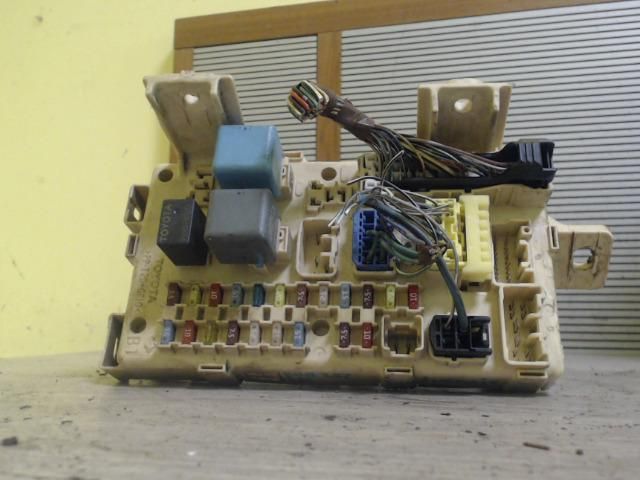 bontott TOYOTA AVENSIS T25 Biztosítéktábla Motortér