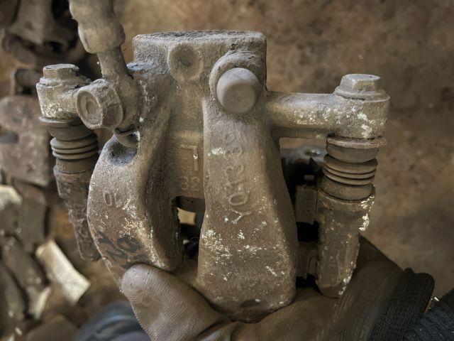 bontott TOYOTA AVENSIS T25 Bal hátsó Féknyereg Munkahengerrel