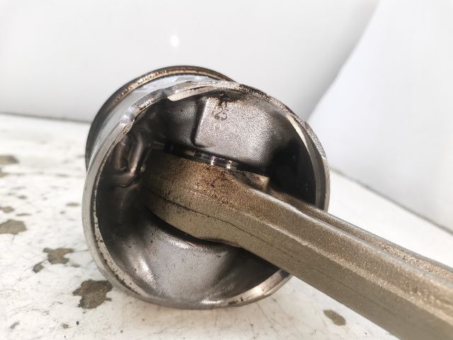 bontott TOYOTA AVENSIS T25 Dugattyú és Hajtókar