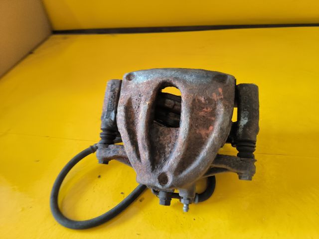 bontott TOYOTA AVENSIS T25 Jobb első Féknyereg Munkahengerrel