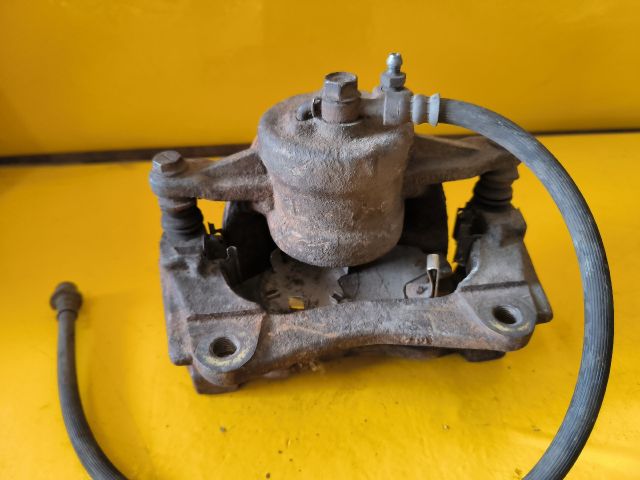 bontott TOYOTA AVENSIS T25 Jobb első Féknyereg Munkahengerrel