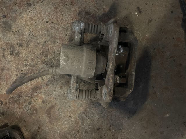 bontott TOYOTA AVENSIS T25 Jobb hátsó Féknyereg Munkahengerrel