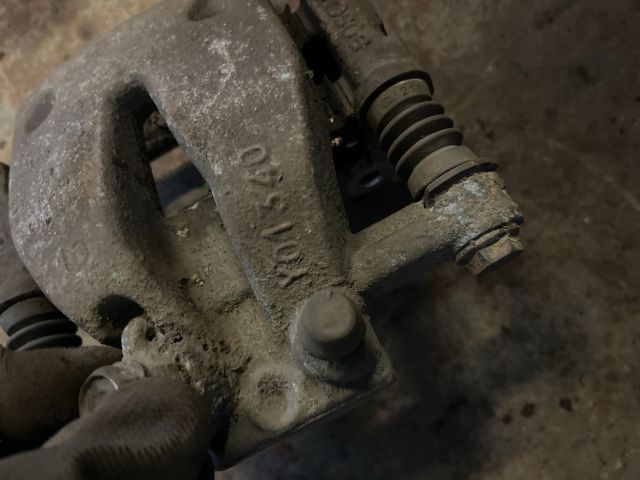 bontott TOYOTA AVENSIS T25 Jobb hátsó Féknyereg Munkahengerrel