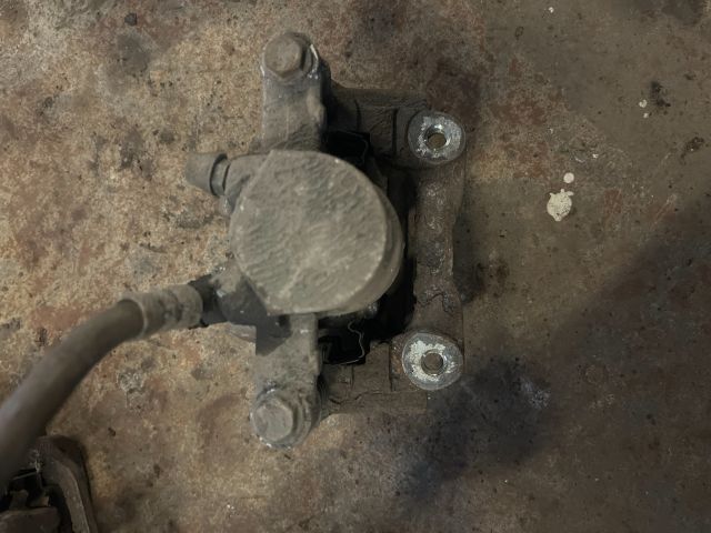 bontott TOYOTA AVENSIS T25 Jobb hátsó Féknyereg Munkahengerrel