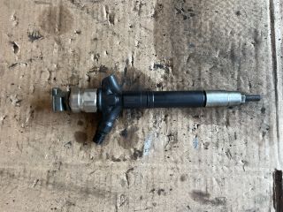 bontott TOYOTA AVENSIS T25 Porlasztó (1 db)