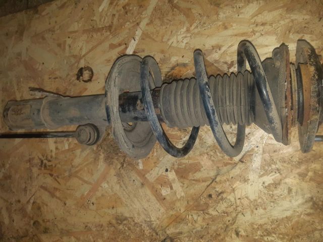 bontott TOYOTA AVENSIS T25 Jobb első Lengéscsillapító