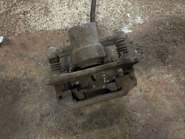 bontott TOYOTA AVENSIS T25 Bal hátsó Féknyereg Munkahengerrel