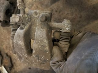 bontott TOYOTA AVENSIS T25 Bal hátsó Féknyereg Munkahengerrel