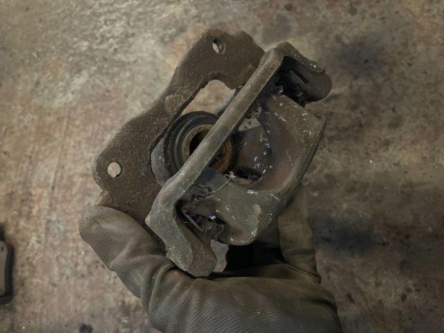 bontott TOYOTA AVENSIS T25 Bal hátsó Féknyereg Munkahengerrel