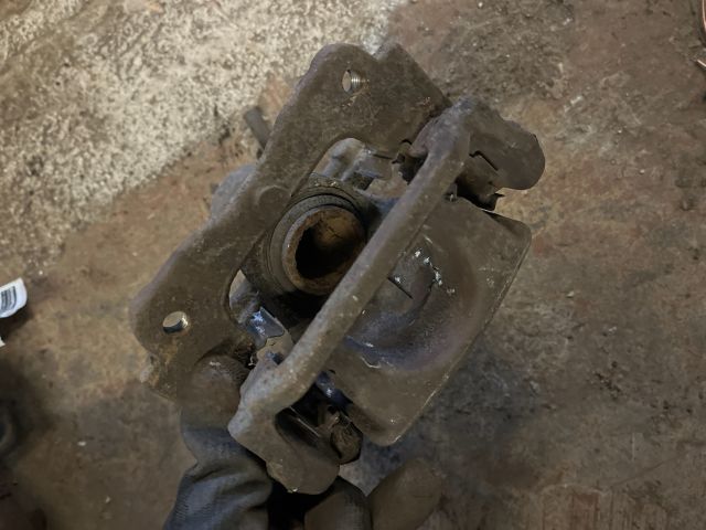 bontott TOYOTA AVENSIS T25 Bal hátsó Féknyereg Munkahengerrel