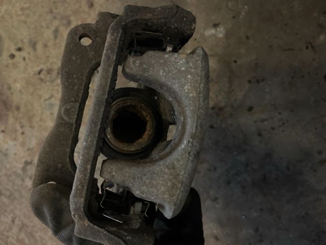 bontott TOYOTA AVENSIS T25 Bal hátsó Féknyereg Munkahengerrel