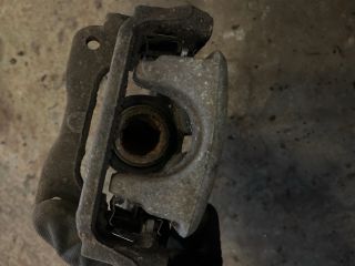 bontott TOYOTA AVENSIS T25 Bal hátsó Féknyereg Munkahengerrel