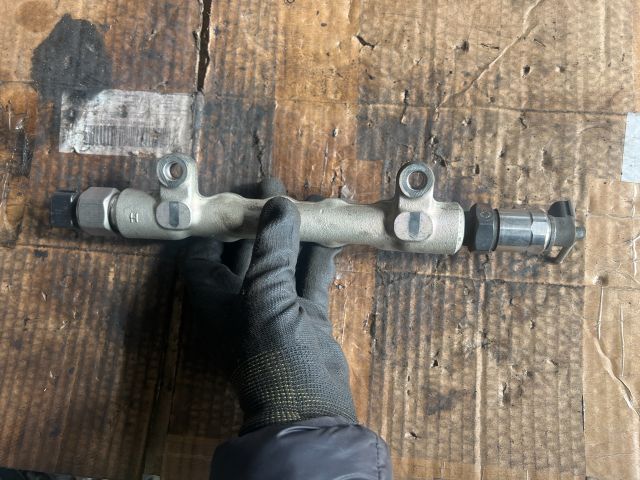 bontott TOYOTA AVENSIS T25 Közösnyomócső