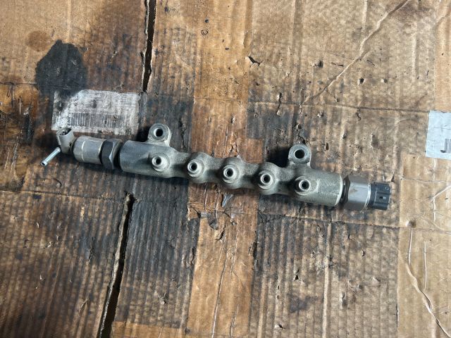 bontott TOYOTA AVENSIS T25 Közösnyomócső