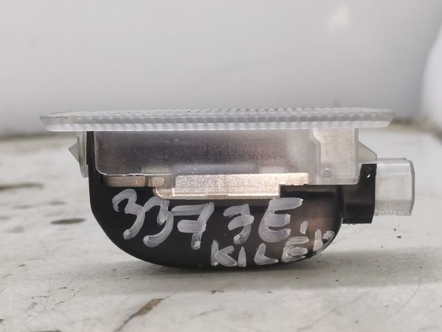 bontott TOYOTA AVENSIS T25 Ajtó Világítás