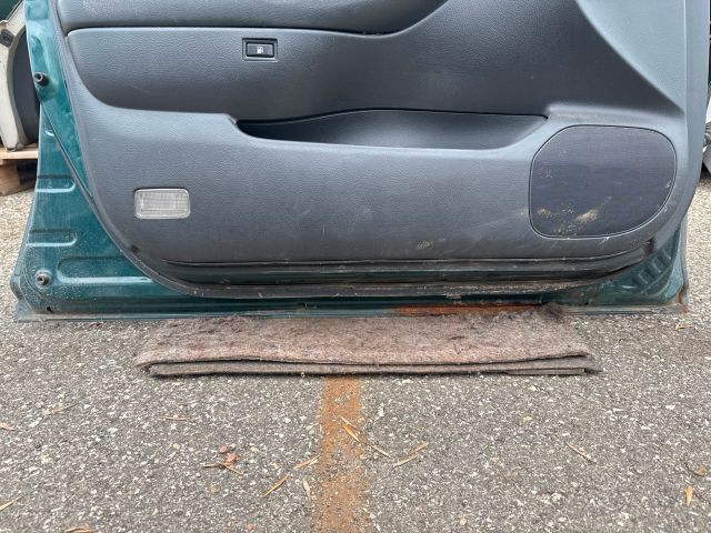 bontott TOYOTA AVENSIS T25 Bal első Ajtó (Részeivel)