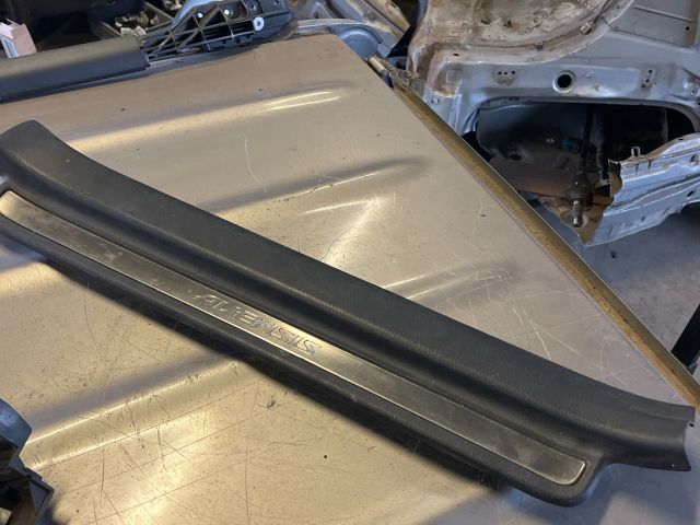 bontott TOYOTA AVENSIS T25 Bal első Küszöb Díszléc