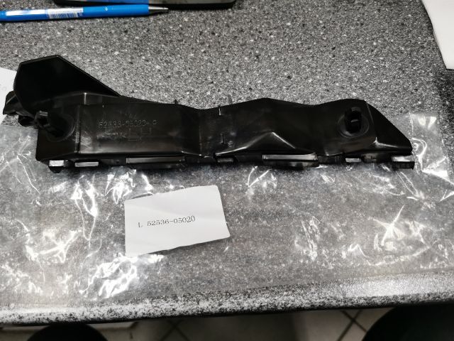 bontott TOYOTA AVENSIS T25 Bal első Oldal Lökhárító Tartó (Műanyag)