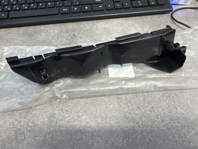 bontott TOYOTA AVENSIS T25 Bal első Oldal Lökhárító Tartó (Műanyag)