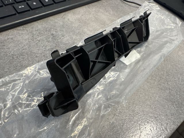 bontott TOYOTA AVENSIS T25 Bal első Oldal Lökhárító Tartó (Műanyag)