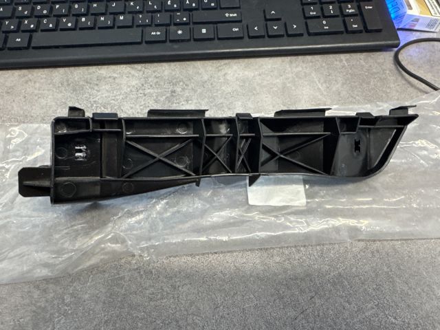 bontott TOYOTA AVENSIS T25 Bal első Oldal Lökhárító Tartó (Műanyag)