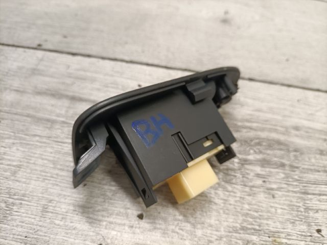 bontott TOYOTA AVENSIS T25 Bal hátsó Ablakemelő Kapcsoló