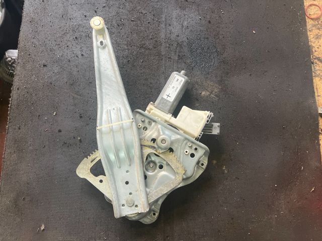 bontott TOYOTA AVENSIS T25 Bal hátsó Ablakemelő Szerkezet (Elektromos)