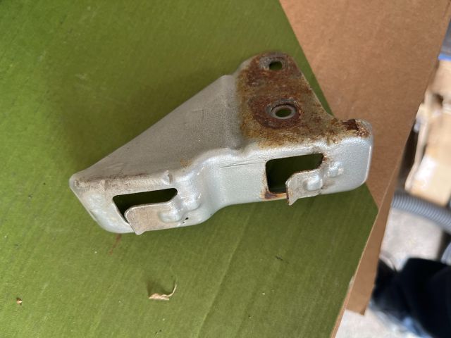 bontott TOYOTA AVENSIS T25 Bal Lökhárító Tartó Nyúlványvég