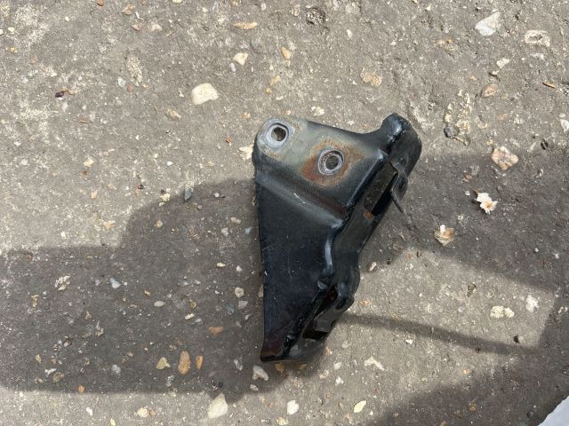 bontott TOYOTA AVENSIS T25 Bal Lökhárító Tartó Nyúlványvég