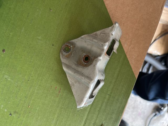 bontott TOYOTA AVENSIS T25 Bal Lökhárító Tartó Nyúlványvég