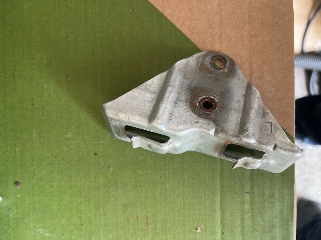 bontott TOYOTA AVENSIS T25 Bal Lökhárító Tartó Nyúlványvég