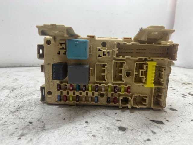 bontott TOYOTA AVENSIS T25 Biztosítéktábla Utastér