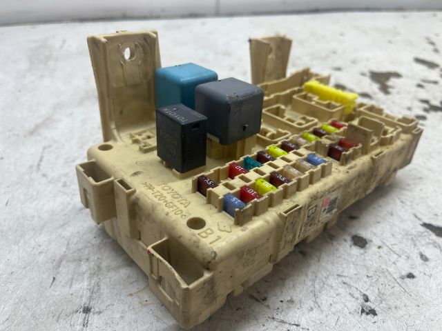 bontott TOYOTA AVENSIS T25 Biztosítéktábla Utastér