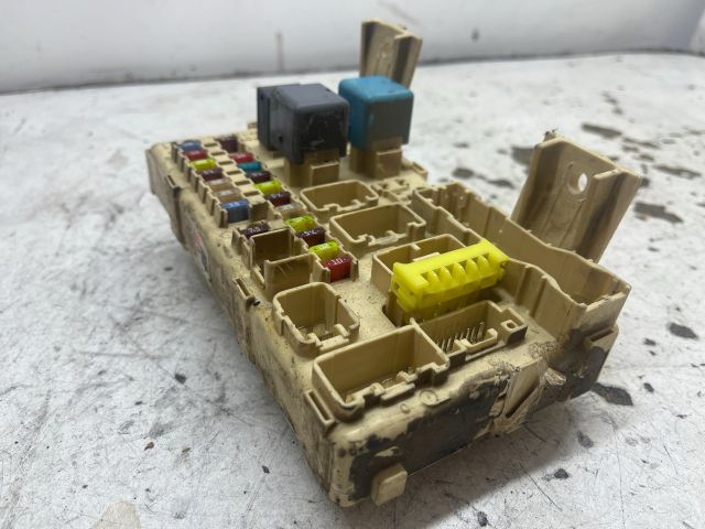 bontott TOYOTA AVENSIS T25 Biztosítéktábla Utastér