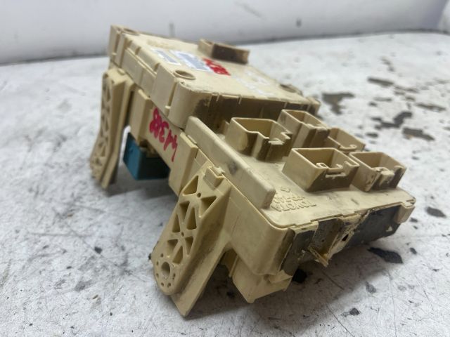 bontott TOYOTA AVENSIS T25 Biztosítéktábla Utastér