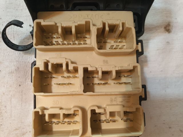 bontott TOYOTA AVENSIS T25 Biztosítéktábla Utastér