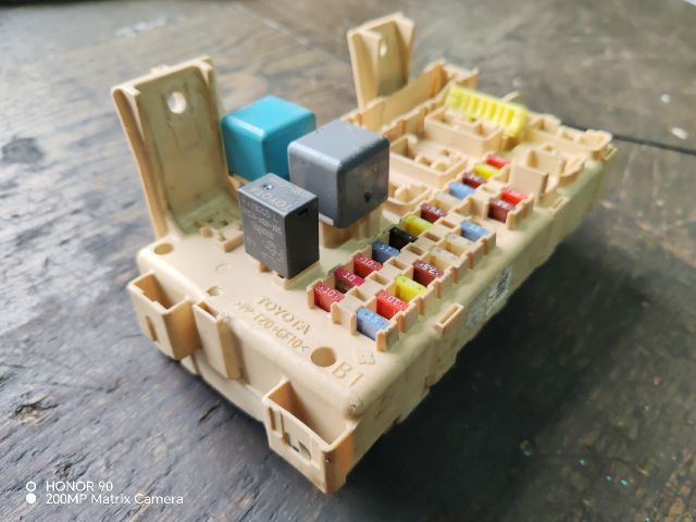 bontott TOYOTA AVENSIS T25 Biztosítéktábla Utastér