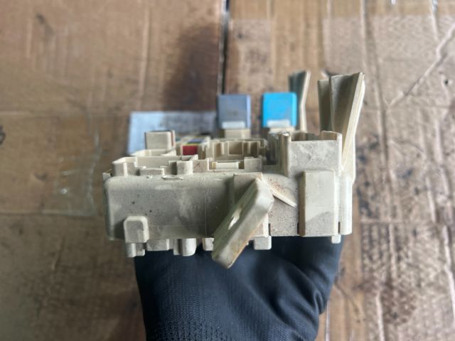 bontott TOYOTA AVENSIS T25 Biztosítéktábla Utastér