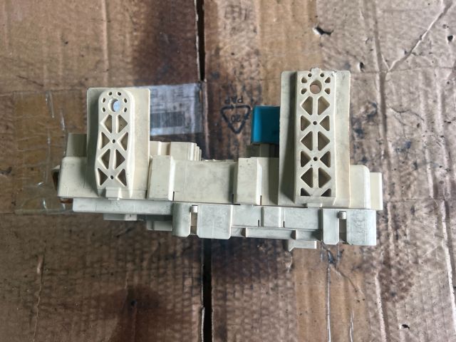 bontott TOYOTA AVENSIS T25 Biztosítéktábla Utastér